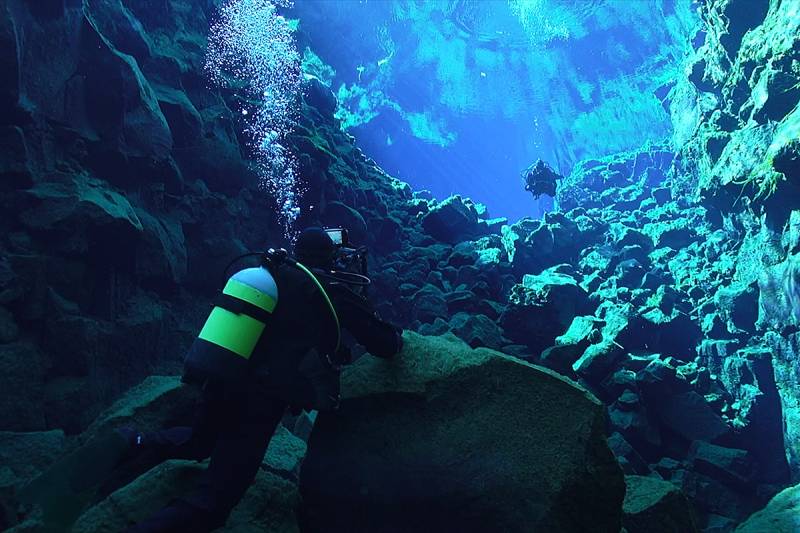 Jonathan underwater in Silfra with amazing visibility. &copy; Jonathan Bird’s Blue World TV