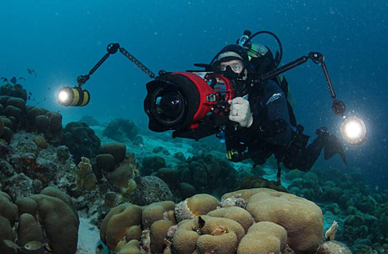 Jonathan filming on the reefs of Bonaire. Photo by David Haas &copy; Jonathan Bird’s Blue World TV