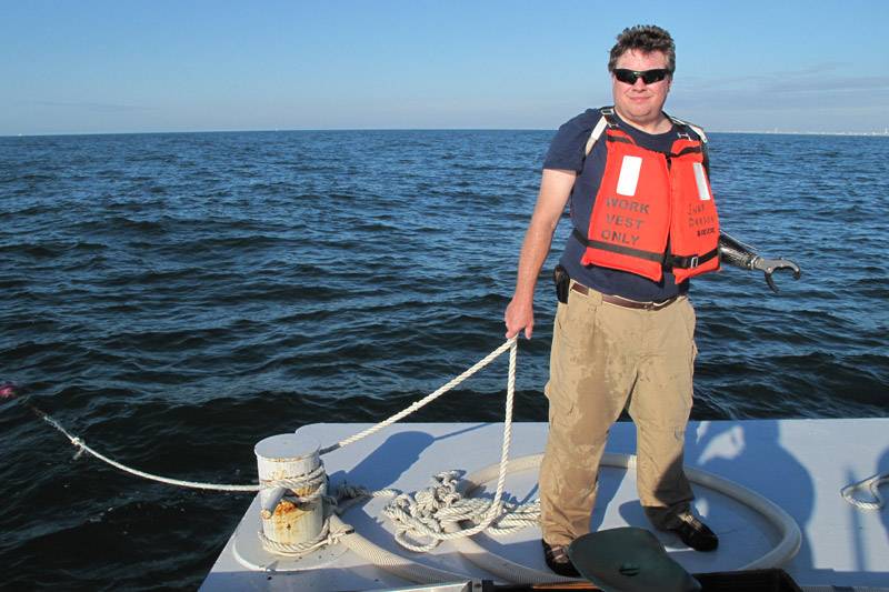 Rick Allen helps tie the barge up over the wreck site. &copy; Jonathan Bird’s Blue World TV